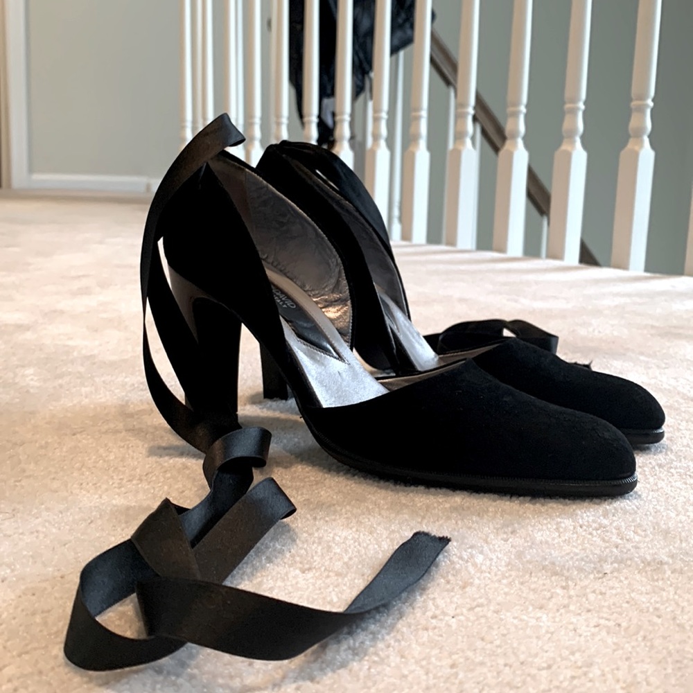 Black pumps with ribbon tie